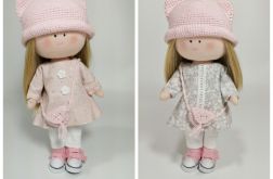 Lalka z ubrankami, w różowym kapeluszu