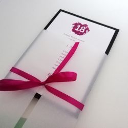 Zaproszenia na 18 czarno białe fuksja ZUR 014 