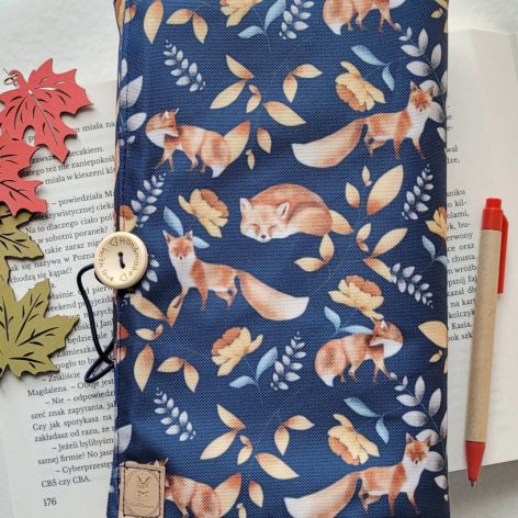 Wodoodporne etui na książkę: jesienne liski na granatowym