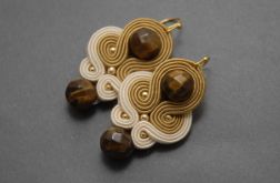 beżowo-kremowe kolczyki lub klipsy sutasz z tygrysim okiem