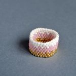 Pierścionek koralikowy biało-różowo-złoty 2 - pierścionek biały różowy złoty