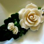 Kremowe róże z korala, wisior i kolczyki, srebro - 