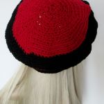 Czarno-czerwony beret z kwiatkiem - Ozdobna czapka