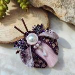 broszka żuk rękodzieło pełne detali - Haftowana ręcznie koralikami, kryształkami i perełkami – dopracowana w każdym detalu.