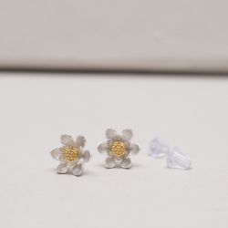Delikatne srebrne kolczyki z motywem kwiatowym