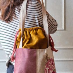 Miodowa welurowa torba z kominem do wózka w kwiaty