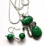 Zielony malachit, wisiorek z kotkiem i kolczyki sztyfty, komplet biżuterii - 