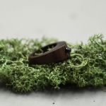 Elegancki drewniany pierścionek z peridotem - biżuteria drewniana