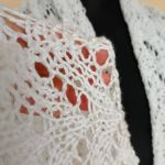 Biały szal z jedwabiem i kaszmirem, na drutach - ażurowy szal na drutach