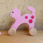 Drewniany kotek do ciągania, różowy - kotek różowy w kropy ciemnoróżowe