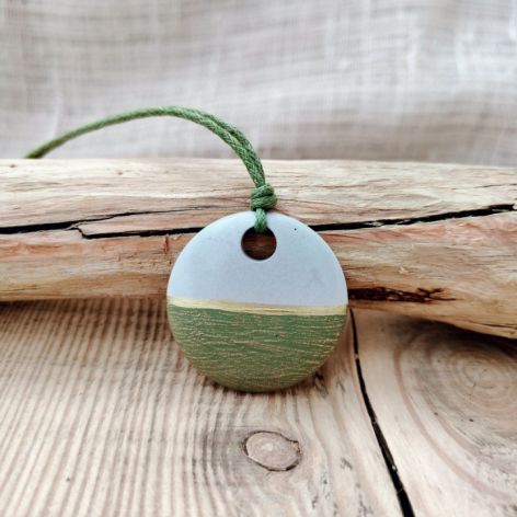 Minimalistyczny wisiorek z betonu kreatywnego – zielona harmonia