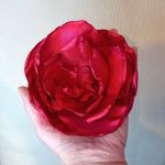 Broszka kwiat piwonii - bordowa piwonia biżuteria tekstylna