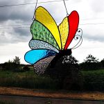 Zawieszka Tęczowy Motyl Tiffany - zawieszony w oknie