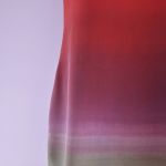 jedwabna sukienka - wiśniowo-czerwone ombre - zbliżenie