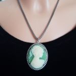 Naszyjnik z zieloną kameą – Styl Vintage – Srebrzysty Medalion - 