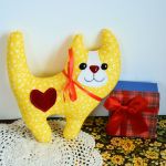 Uśmiechnięty kotek - Słonko - 20 cm - Bezpieczna zabawka - w 100% dla malutkich dzieci.