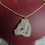 Biały matowy kwarc w złocie, druzy, oryginalny wisiorek - 