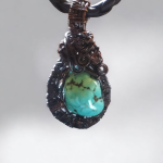 Wisiorek z miedzi z turkusem na rzemieniu  - Wisiorek wire wrapping z Turkusem