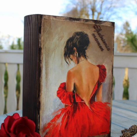 Kufer w kształcie książki, prezent, kobieta w czerwieni