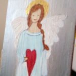 Anioł łąkowy - malowany na desce - widok z boku