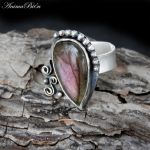 Pierścionek srebrny z różowym labradorytem - Regulowany pierscionek