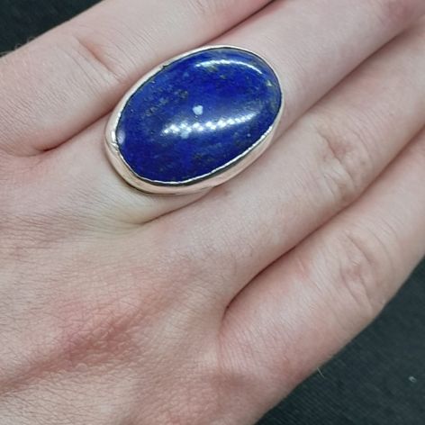 Srebrny pierścień z lapis lazuli.