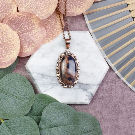 Miedziany ozdobny wisiorek z sodalitem #563