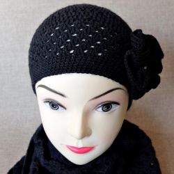 Czapka z czarnym kwiatem i perłą