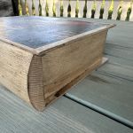Kufer w kształcie książki, motyw kobiety anioła  - 