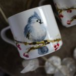 Kubek malowany z ptakiem "Skójka modra" - z bliska