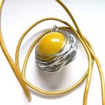 Żółta porcelanowa kula w drucie, oryginalny wisior handmade - 