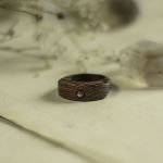 Pierścionek z drewna wenge ze srebrzystym obsydianem - drewniana biżuteria