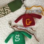 Brelok sweter Gryffindor , Brelok dla fanów Harry'ego Pottera - Dodatkowy sznurek z napisem "Gryffindor" z plastikowych literek.