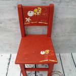 czerwone krzesełko z oparciem kot - meble do pokoju dziecięcego