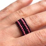 Pierścionek koralikowy fioletowo-różowy - pierścionek na prezent
