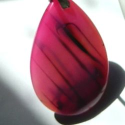 Różowo-czarny agat, duża łezka, wisiorek na rzemieniu