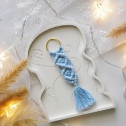 Prosty makramowy breloczek - błękitny