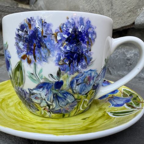 Ręcznie malowana porcelanowa filiżanka Niebieskie kwiaty 