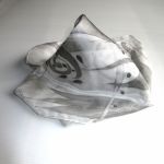 Jedwabna malowana Szarosrebrna minimalistyczna apaszka z roślinną dekoracją  - Jedwabna malowana Szarosrebrna minimalistyczna apaszka z roślinną dekoracją