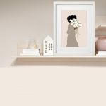 Grafika "Kobieta z bukietem", prezent na Dzień Matki - Dekoracja na półce