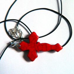 Czerwony,rzeźbiony krzyżyk z howlitu,unisex
