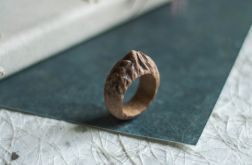 Drewniany pierścionek z motywem góry