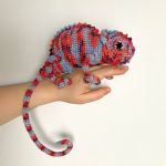 Czerwono-niebieski kameleon szydełkowy - 