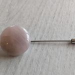 Pin/zapinka do marynarki z kwarcem - Naszyjnik z wisiorkiem z zielono - brązowego jaspisu w towarzystwie szklanych, żółtych kulek i szklanych, brązowych ślimaczków. Piękny kamień, w pięknym otoczeniu, z pewnością będzie idealnym dodatkiem do wielu stylizacji.