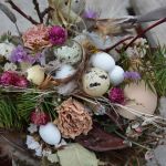 stroik Wielkanocny na plastrze drewna - ciekawe połączenia
