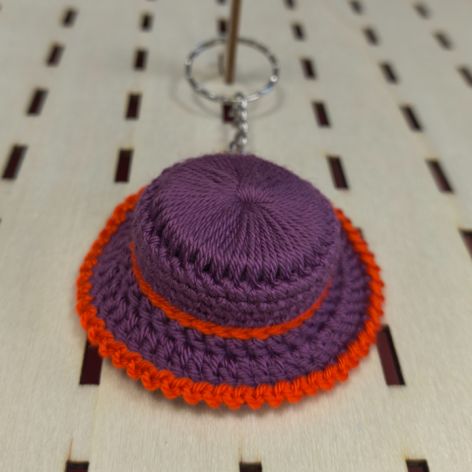 Ręcznie robiony brelok – mini kapelusz szydełkowy fioletowo- pomarańczowy