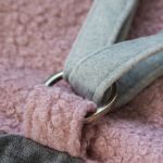 Plecak damski z różowej bukli i welurową klapą – RASPBERI - 
