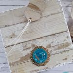 Kartka na roczek dla dziewczynki z misiem, personalizacja - Tył kartki i tył etykietki