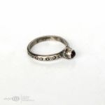 Minimalizm z granatem 02 - srebrny pierścionek