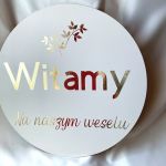 Okrągła weselna tablica powitalna złote napisy glamour - wesele tablica